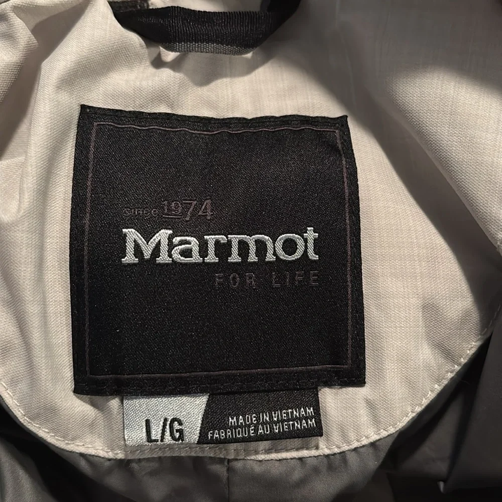 Women’s Marmot rain jacket, size large. - Picture 7 of 7